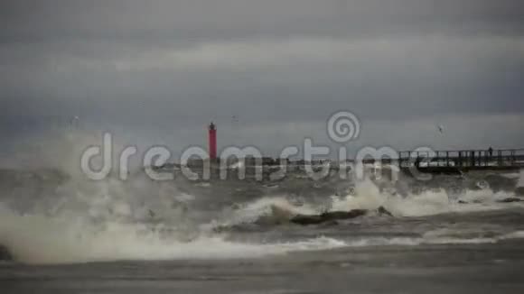 码头上的风暴视频的预览图