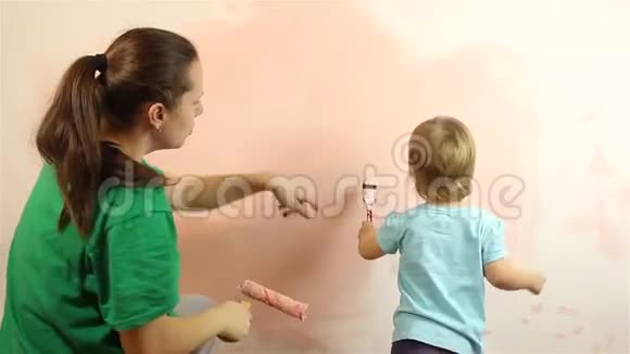 快乐的小宝贝和妈妈一起画墙视频的预览图