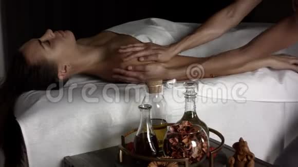 女孩用油做放松按摩视频的预览图