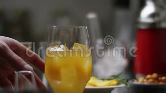 准备橙汁和冰块酒保在现代酒吧准备鸡尾酒巴门搅拌浇筑这就是视频的预览图