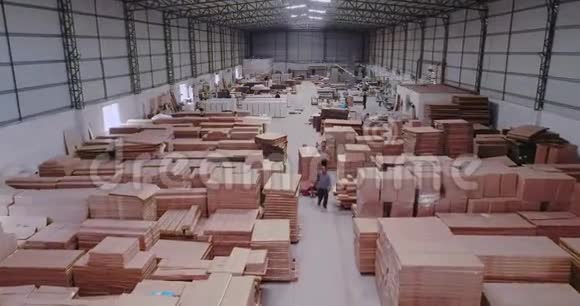 有成品的仓库家具厂的一个大仓库视频的预览图