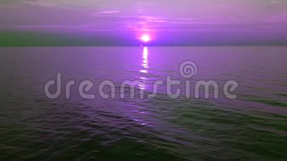在海平面的紫罗兰色日落处慢慢上升视频的预览图