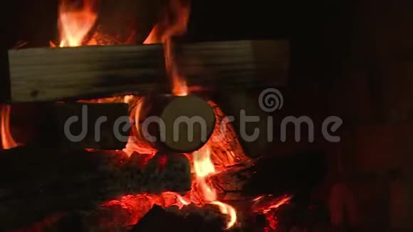 传统的俄罗斯烤箱用木头做饭视频的预览图