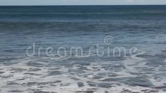 海浪在海岸上破浪前进视频的预览图