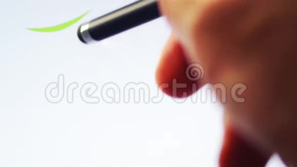 在平板电脑上写单词作业视频的预览图