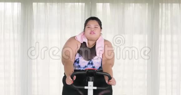 精疲力竭的超重妇女做有氧运动视频的预览图