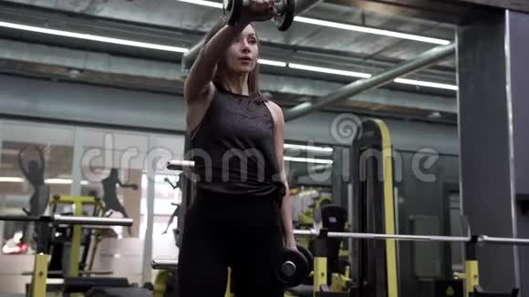 迷人的年轻女子训练肩膀肌肉视频的预览图