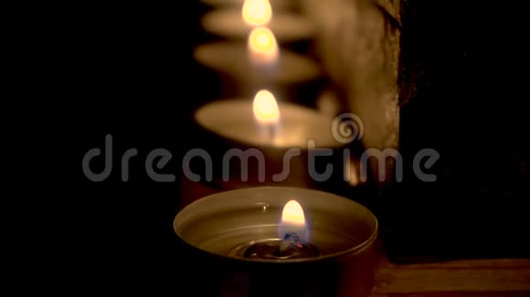 在黑暗中在壁炉上连续燃烧蜡烛视频的预览图