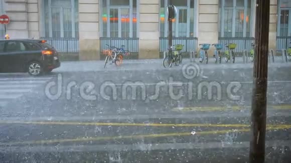 巴黎街道上的极端天气雹雨风暴雹击自行车视频的预览图