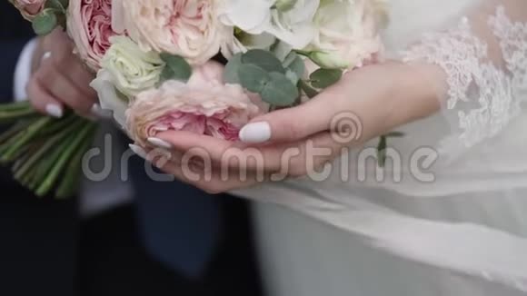 新婚快乐的新娘和新郎拥抱视频的预览图
