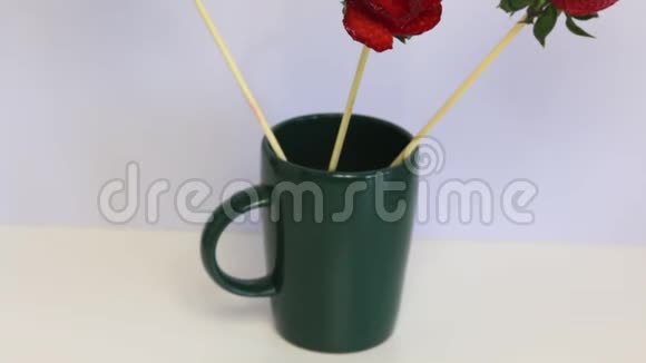 用草莓做的玫瑰草莓穿在棍子上花瓣是用刀子做的在白色背景上视频的预览图