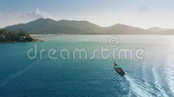 渔船沿着风景如画的海岸航行视频的预览图