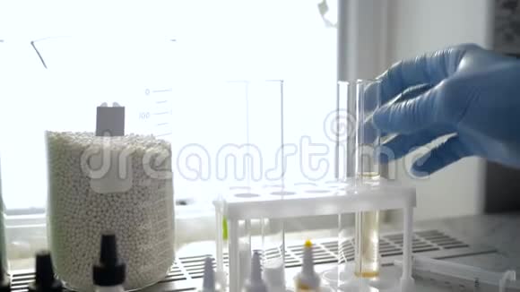 科学家正在现代实验室进行试管和培养皿中的试剂实验视频的预览图
