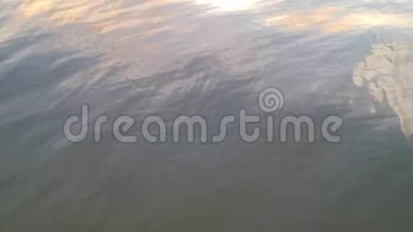慢慢地从海涛中抬头望向海平线上的日落视频的预览图