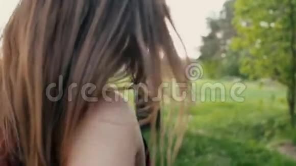 女性摇摆的头发在大自然中奔跑的女人后景慢影稳定镜头视频的预览图