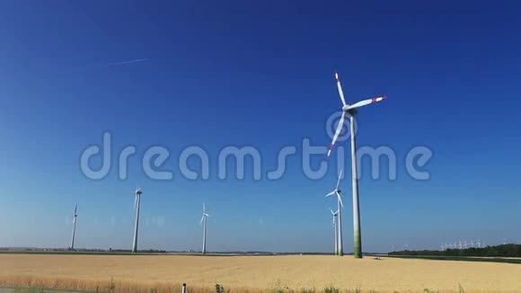 蓝天绿色能源镜头上的风力涡轮机视频的预览图