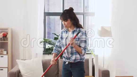 有扫把扫地的亚洲女人视频的预览图
