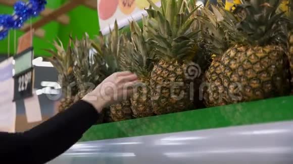穆斯林女孩购物挑选新鲜菠萝关门视频的预览图