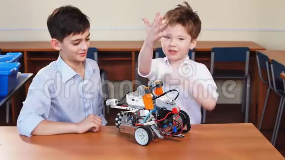 孩子们在参观机器人展览时玩电子机器人视频的预览图