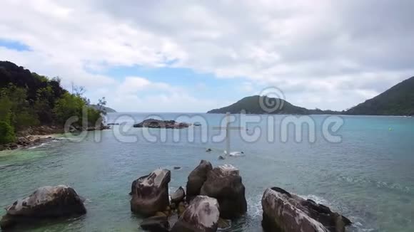 印度洋海湾和岩石的鸟瞰图塞舌尔的拉努伊港4视频的预览图
