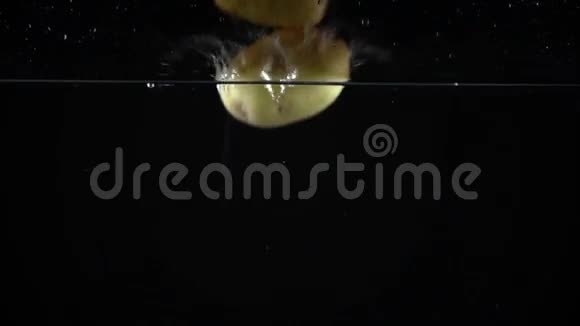超级慢动作视频土豆在黑暗背景下落水视频的预览图