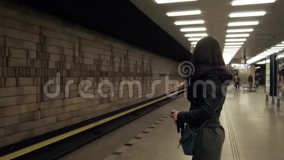 火车来了年轻女子在现代地铁站等火车视频的预览图