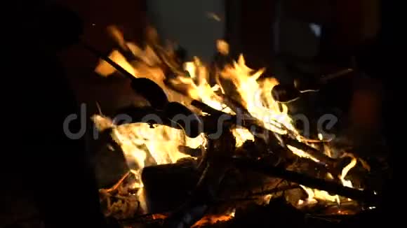 在篝火上炸火棒的香肠野火的风险烤架周末视频的预览图