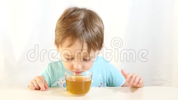 这孩子拒绝喝杯子里的茶孩子不高兴不想喝一杯视频的预览图