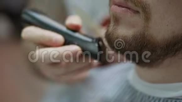 英俊的非洲男人在理发店理发男性美容护理流程视频的预览图