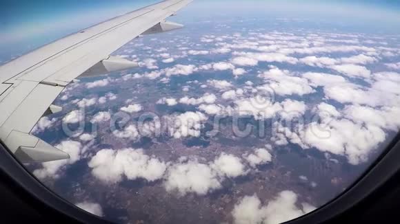 从飞机的窗口看飞机的飞行太阳的飞翔和云彩视频的预览图
