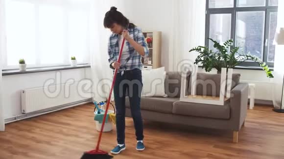 有扫把扫地的亚洲女人视频的预览图