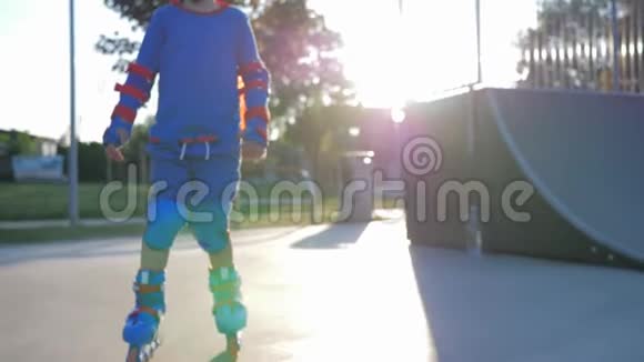 运动娱乐儿童在溜冰鞋骑到滚道在露天特写在无焦点背景视频的预览图