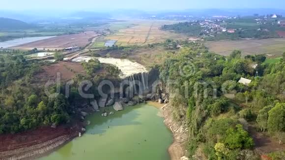 美丽的高地景观和河流森林村庄视频的预览图