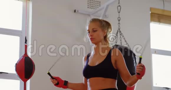 健身室4k女子拳击手跳绳运动视频的预览图