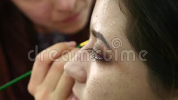 化妆师用睫毛妆来塑造的眼睛近景视频的预览图