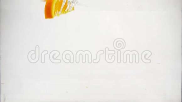 柑橘类水果柑桔青柠柠檬橘子柚子随喷雾和气泡落入水中缓慢视频的预览图