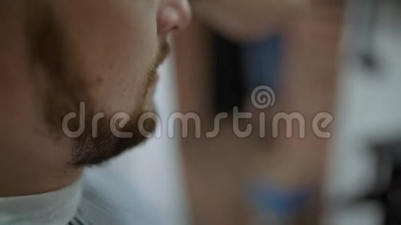 英俊的非洲男人在理发店理发男性美容护理流程视频的预览图