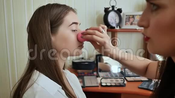化妆脸化妆师用棉签擦脸视频的预览图