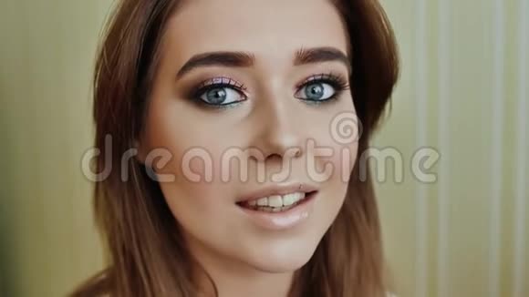 女孩展示了她美味的妆容专业化妆非常明亮美丽的眼睛视频的预览图