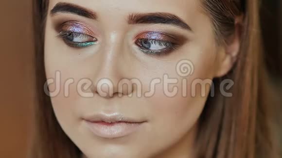女孩化妆师画女孩模特的眼睛下眼睑的中风视频的预览图