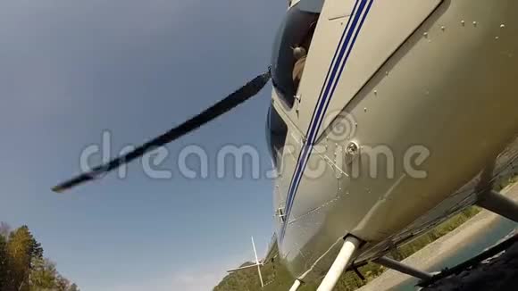 直升机正准备起飞高地的低空飞行直升机小型轻型航空底部视图视频的预览图