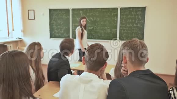 许多学生在课堂上举手回答俄罗斯学校视频的预览图