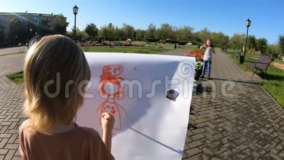 小男孩画他妹妹为模特视频的预览图