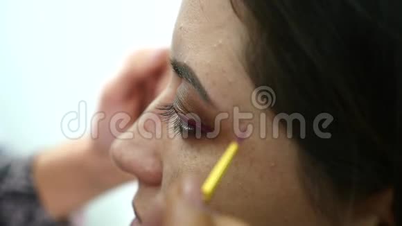 化妆师用睫毛妆来塑造的眼睛近景视频的预览图