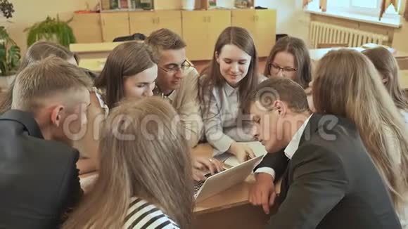 同学们围坐在课桌旁用笔记本电脑讨论学校的任务俄罗斯学校视频的预览图