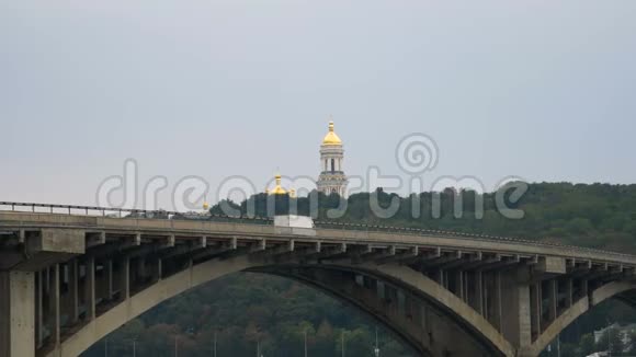 火车顶着天空和教堂的圆顶在桥上行驶城外的地铁公共交通视频的预览图