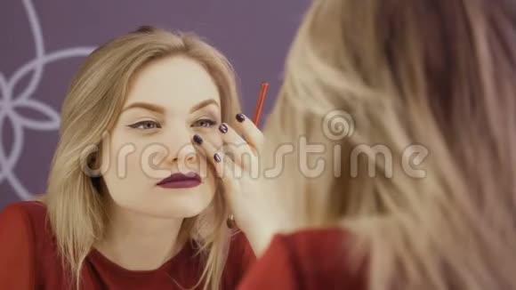 美女在镜子前化妆视频的预览图