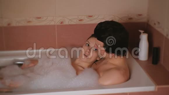 一对男女在一起泡澡聊天视频的预览图