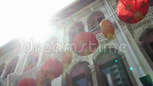 新加坡唐人街街道上挂着红灯笼视频的预览图