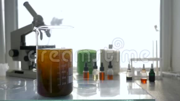 实验室工作化学家用棍子将液体混合在大玻璃中放在实验室的桌子上背景不集中视频的预览图